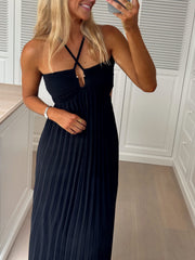 Robe plissée à dos ouvert portée par une femme, vue de face, selfie, plissé
