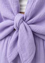 Ensemble ample en mousseline lilas — détail du nœud et du tissu