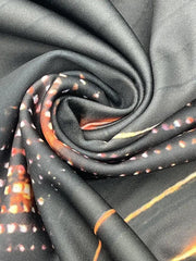 Polo demi-zip noir et or — gros plan du tissu plié et de l'imprimé