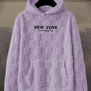 Sweat capuche damier lavande — pièce isolée sur cintre, face, inscription « NEW YORK »