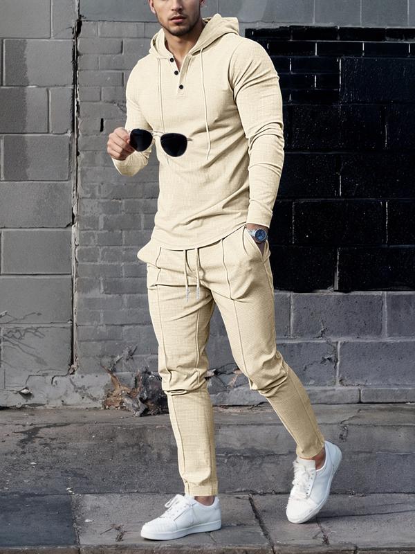 Ensemble sweat gaufré et pantalon beige — vue portée en marche