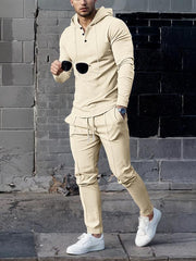 Ensemble sweat gaufré et pantalon beige — vue portée en marche