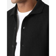 Ensemble chemise et pantalon noir — gros plan du col et du haut de la poitrine