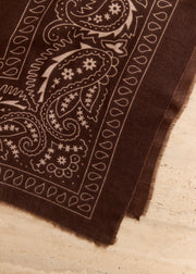 Écharpe bandana café — détail de la bordure