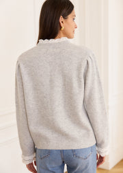 Pull gris laine fronces et crochet — vue de dos