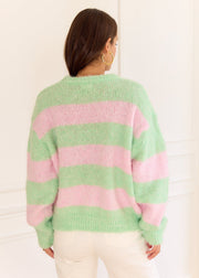 Pull vert rayé rose — vue portée de dos