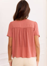 Blouse vieux rose fronces épaules