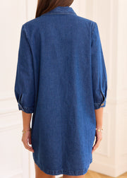 Robe Nesta en denim bleu portée de dos, avec manches trois-quarts et poignets boutonnés.