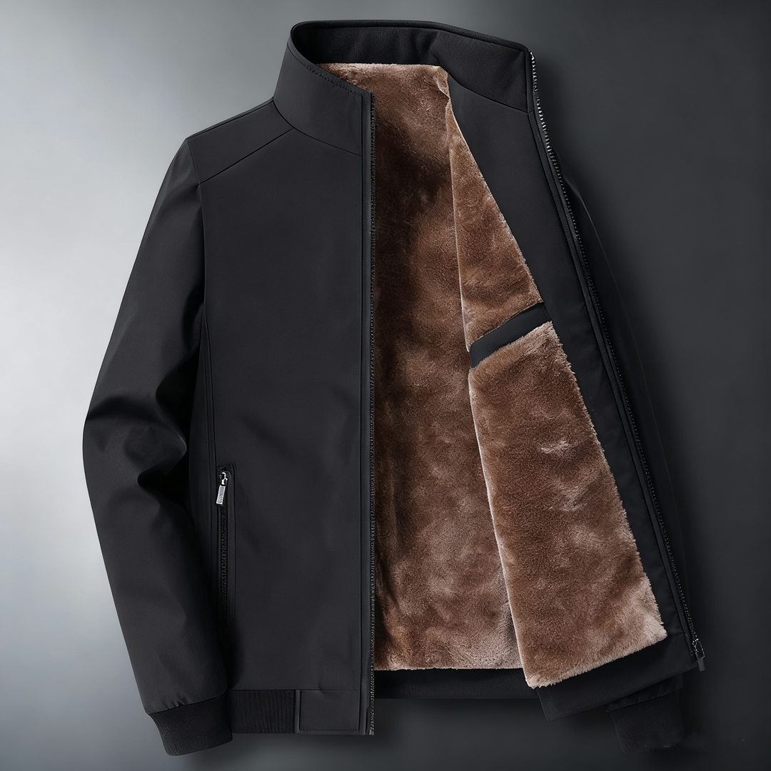 Veste noire à col montant, ouverte sur un intérieur brun duveteux.
