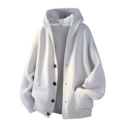 Cardigan blanc à capuche et poches plaquées, vue de face.