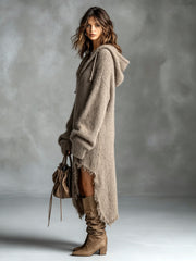 Robe midi à capuche asymétrique taupe — vue portée en pied, de profil