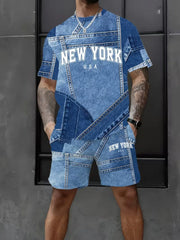 Homme portant un ensemble t-shirt et short à imprimé patchwork bleu, avec texte « New York ».