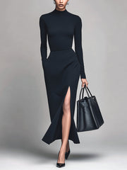 Robe longue noire à col montant et fente haute, vue de face.
