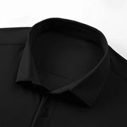 Chemise unie ajustée noir — gros plan du col et de la patte de boutonnage