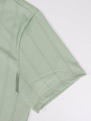 Ensemble style vacances vert sauge — détail manche courte texturée