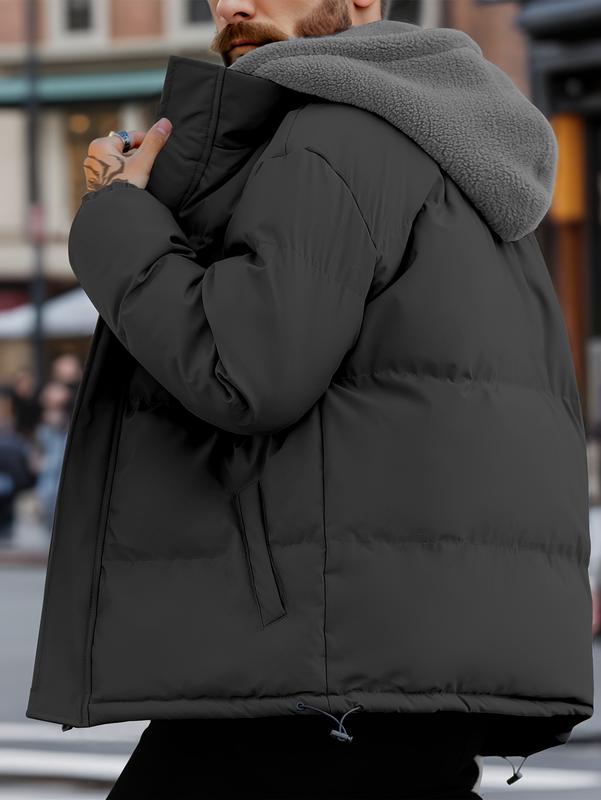 Veste matelassée noire à capuche, vue de trois quarts dos.