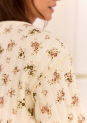 Veste matelassée beige à fleurs, détail de l'épaule