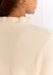 Gilet beige Arès — détail du col volanté au dos
