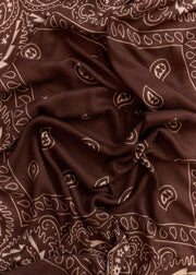 Écharpe bandana café — gros plan tissu