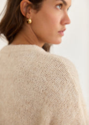 Gilet beige laine col rond — détail de l’épaule