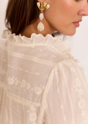 Chemise beige multi-broderies col épaules