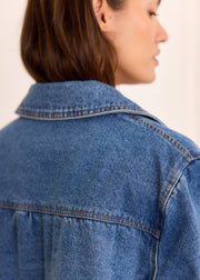 Veste denim col Claudine — gros plan du haut du dos et du col