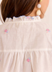 Blouse fleurie col volanté