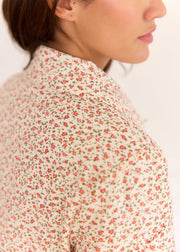 Veste blanche fleurie rose — gros plan du col et de l'imprimé fleuri