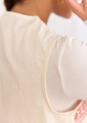 Gilet beige rouge — détail de l'emmanchure et de l'épaule