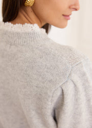 Pull gris laine fronces et crochet — détail des fronces à l’épaule
