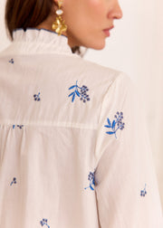 Chemise blanche fleurie bleue brodée