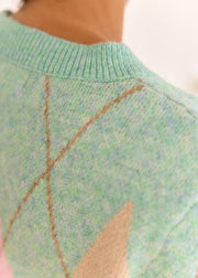 Pull vert rose Hugo — gros plan de la maille et des losanges
