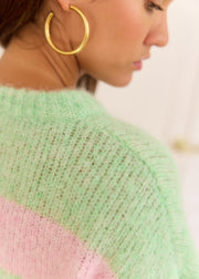 Pull vert rayé rose — gros plan de l'épaule et de la maille rayée