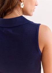 Top maille viscose marine — gros plan du col et de l'épaule au dos