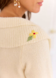 Pull beige Katia — gros plan de la fleur brodée jaune