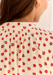 Blouse beige fleurie rouge