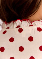 Chemise beige à pois rouges