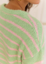 Gilet vert rayé rose — gros plan de l'épaule et de la couture de manche
