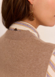 Pull viscose taupe esprit romantique — gros plan de l'encolure en V au dos