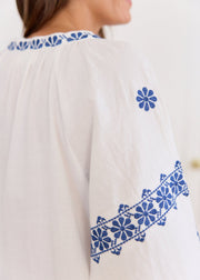 Blouse écrue motifs marine lien col