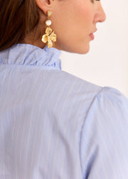 Blouse bleue rayée col volanté