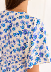 Robe blanche fleurie bleue fil Lurex