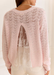 Pull rose Roxy — vue portée de dos, plan moyen