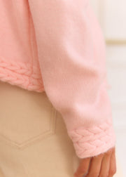 Gilet rose Sophie — gros plan de la maille torsadée à l'ourlet