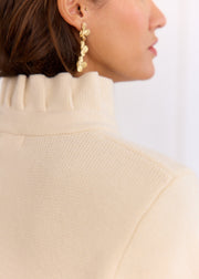 Gilet beige col montant volanté — détail du col de profil
