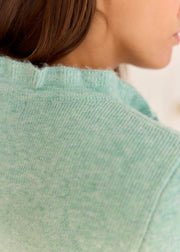 Gilet vert Vania — détail de l'épaule et du col