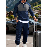 Ensemble sweat à capuche bleu marine — vue portée de face, debout près de la valise