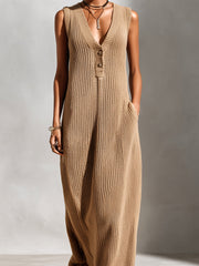 Robe camel col en V — gros plan de l'encolure boutonnée et de la maille