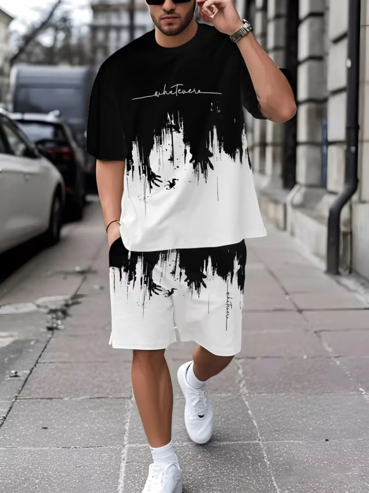 Ensemble t-shirt géométrique et short — vue portée en pied, de face, dans la rue