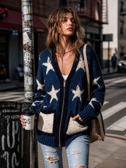 Cardigan marine étoiles blanches — vue portée en ville, tasse de café à la main